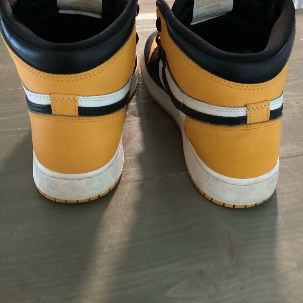 Nike Black and Yellow Sneakers Iconic Style - Picture 5 of 5
